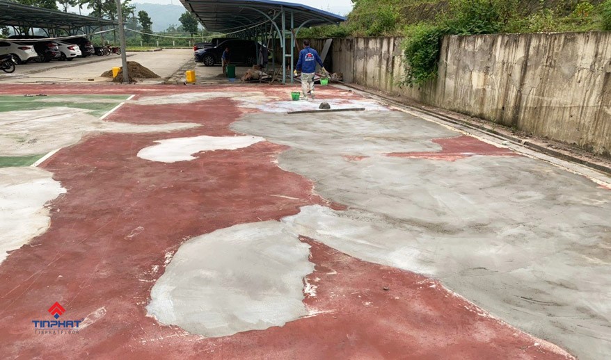 Xư lý mặt sân tennis