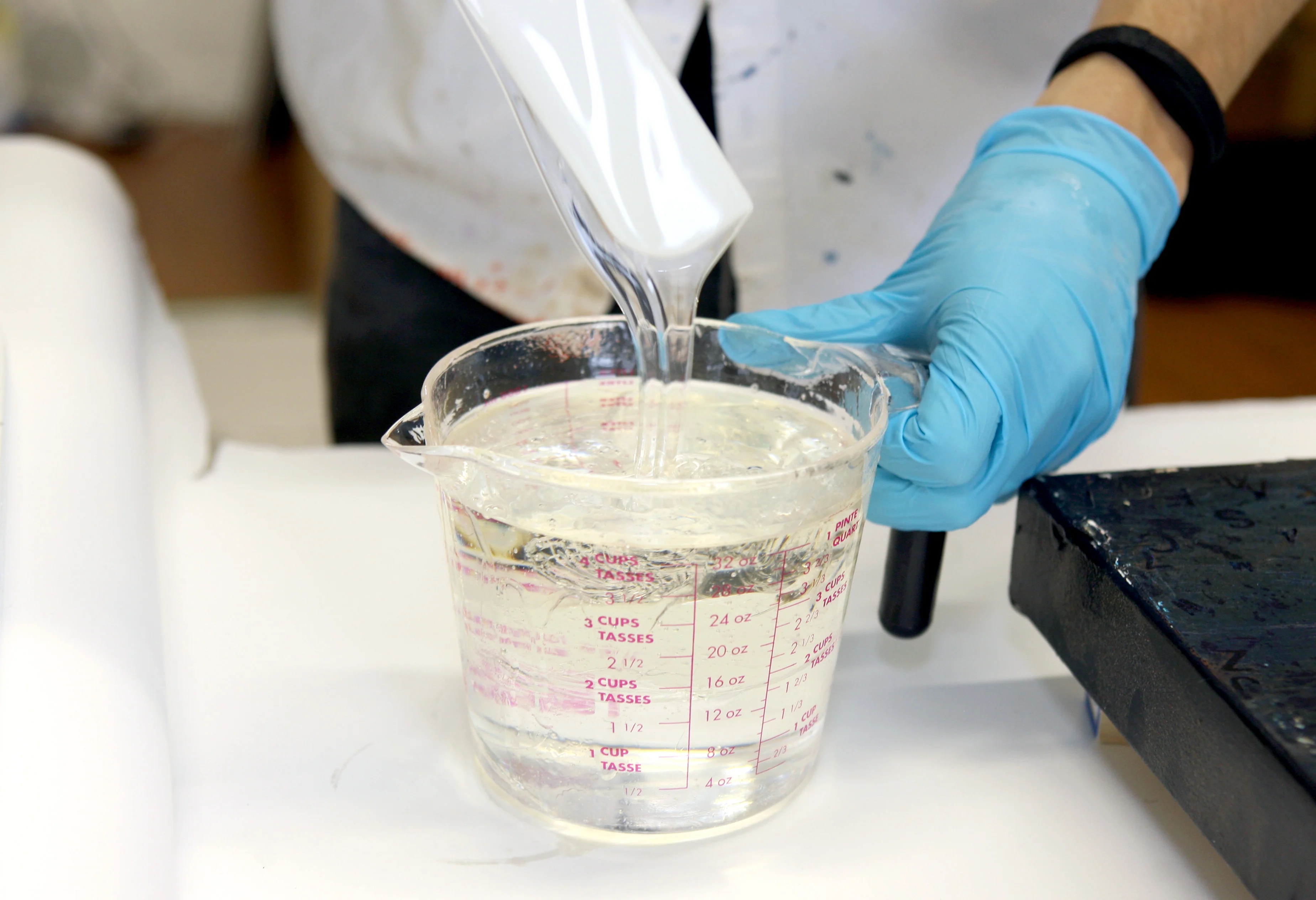 Bước 2: Tiến hành pha trộn và dán keo 