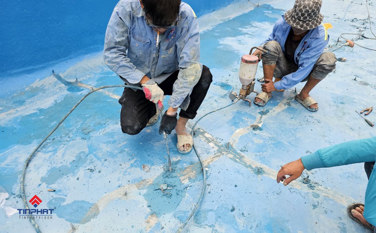 kiểm tra mặt sàn phủ composite