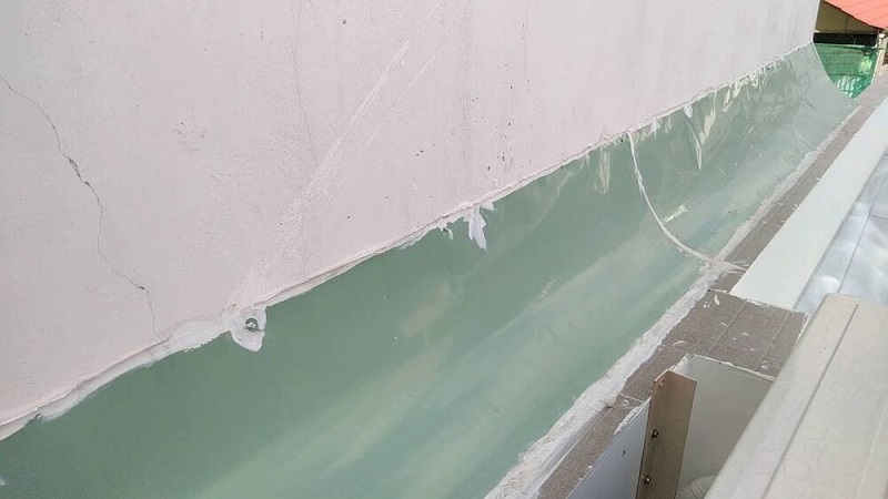 Bơm Fom xử lý khe hở giữa mái tôn và tường