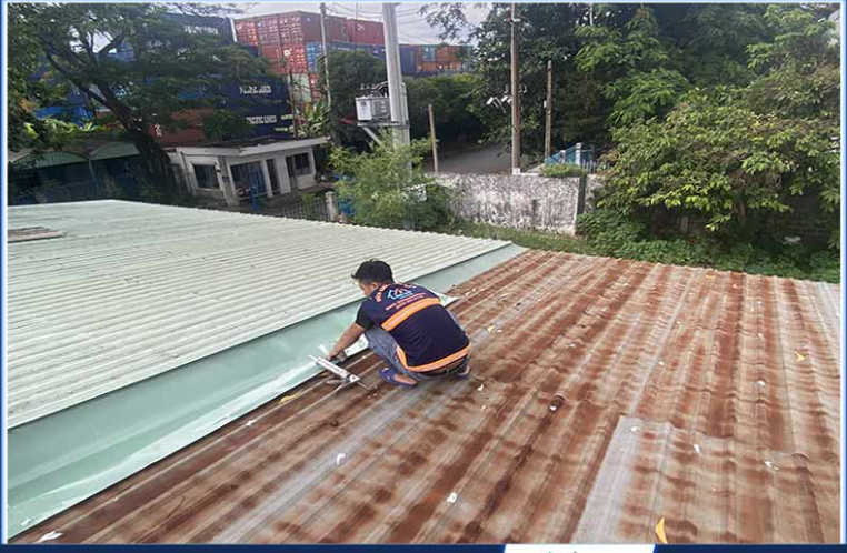 Dùng keo chống dột 