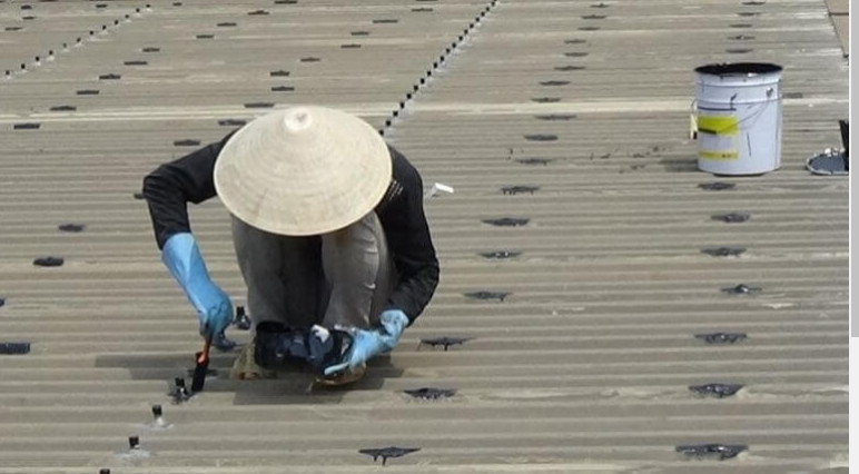 Sử dụng đường nhựa để chống dột mái tôn