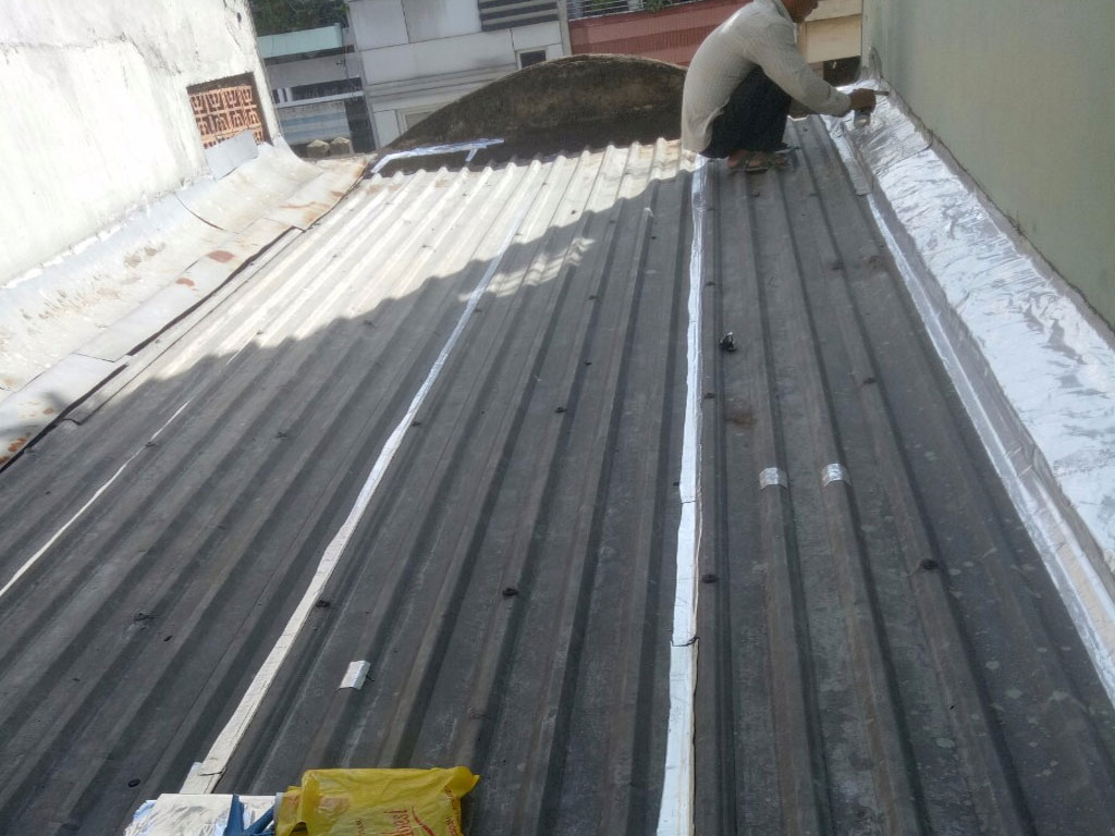 chống thấm mái tôn giáp tường