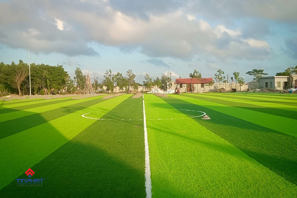 chi phí làm sân cỏ nhân tạo là bao nhiêu