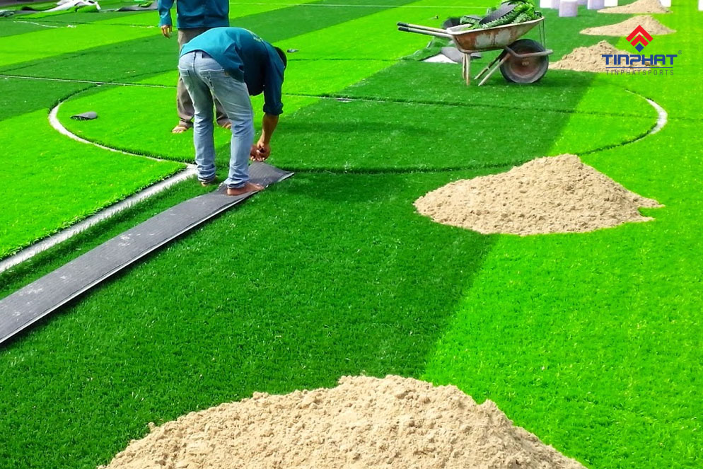 chi phí làm sân cỏ nhân tạo là bao nhiêu