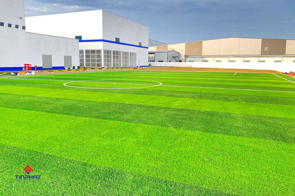 chi phí làm sân cỏ nhân tạo là bao nhiêu