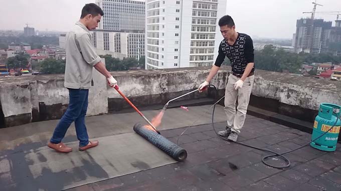 thi công chống thấm sân thượng bằng giấy dầu