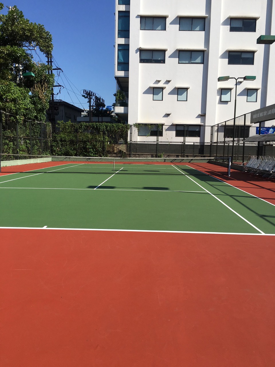 Sân tennis cứng: