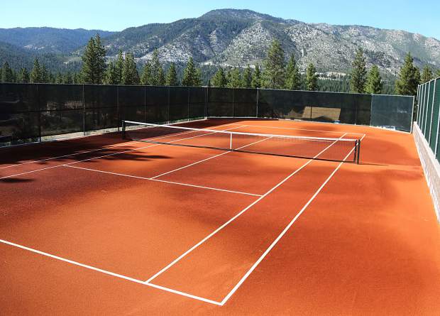 Sân-tennis-đất-nện-