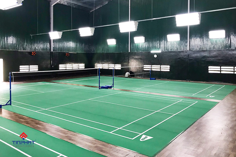 chieu-cao-cua-luoi-san-cau-long-la-bao-nhieu