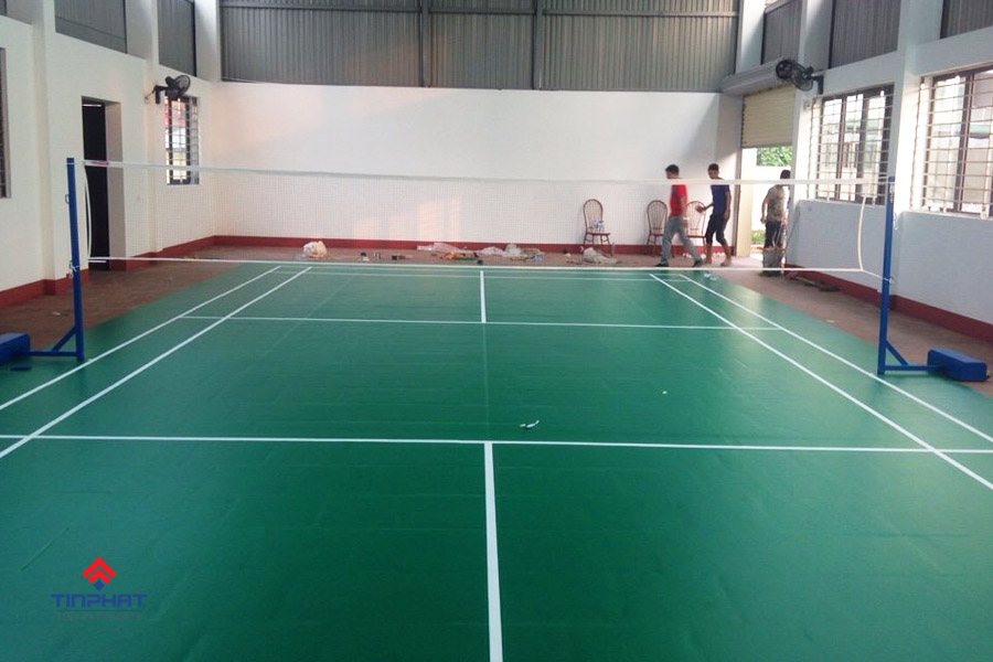 chieu-cao-cua-luoi-san-cau-long-la-bao-nhieu