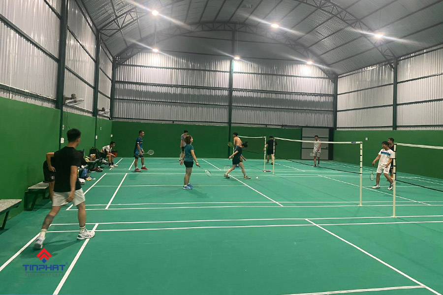 chieu-cao-cua-luoi-san-cau-long-la-bao-nhieu