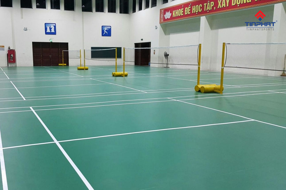 chieu-cao-cua-luoi-san-cau-long-la-bao-nhieu