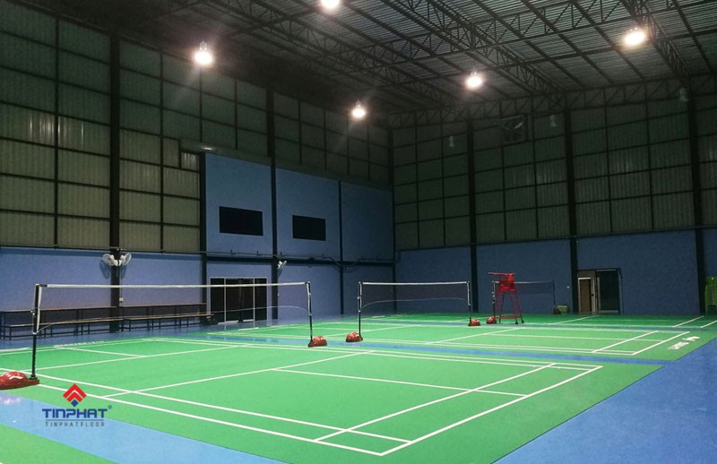 sân cầu lông trong nhà