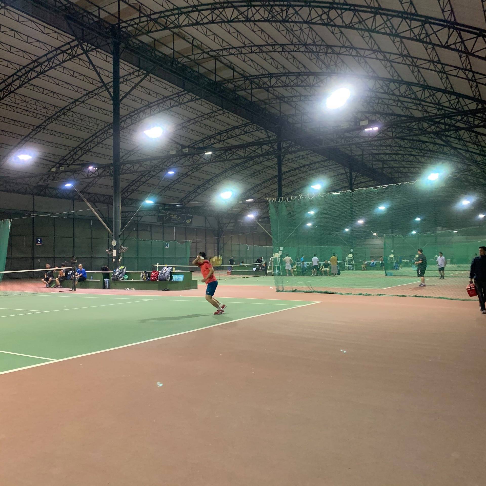 sân tennis có mái che