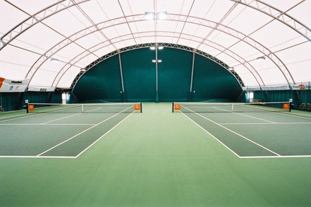 sân tennis mái che