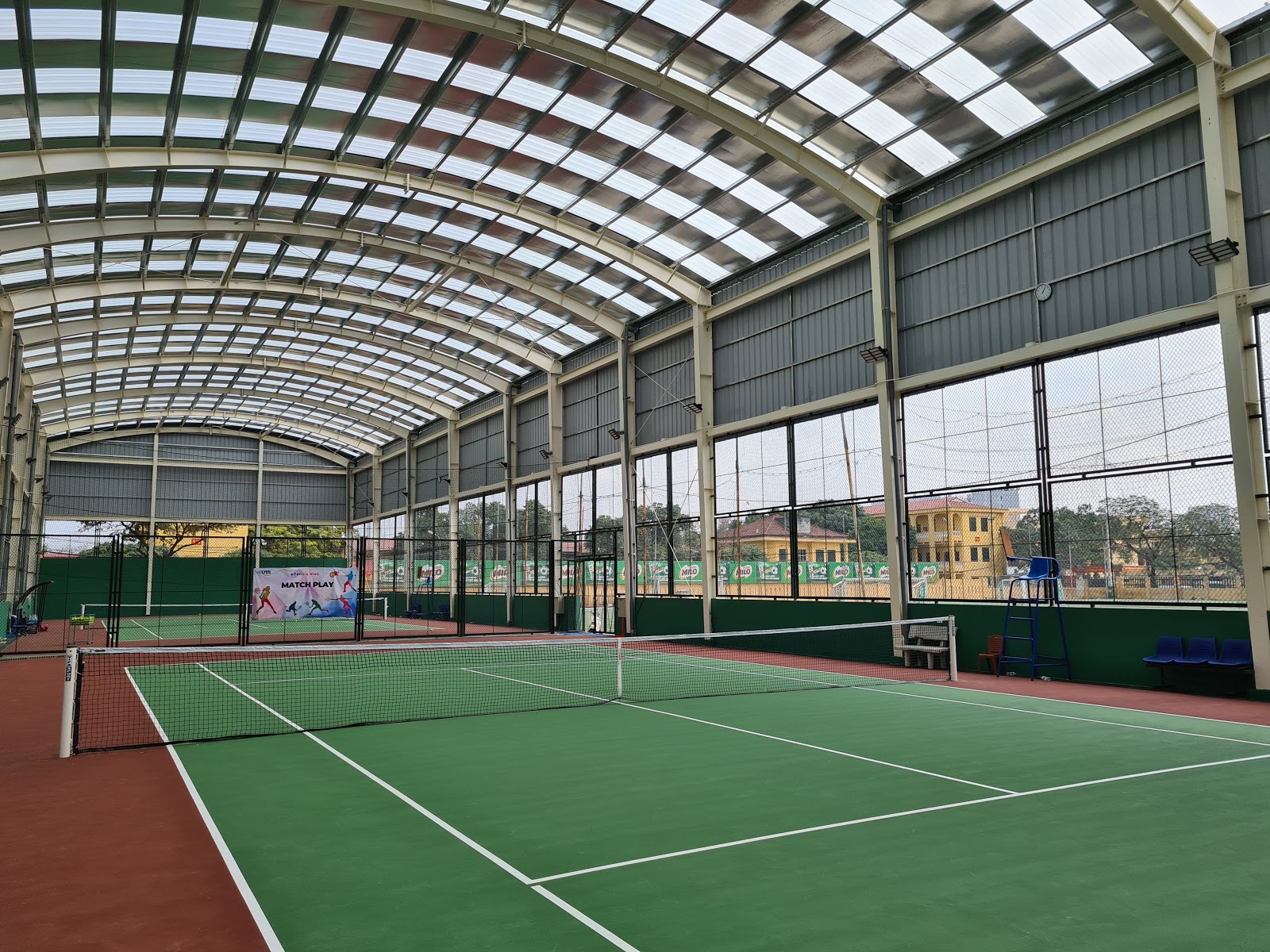 sân tennis mái che