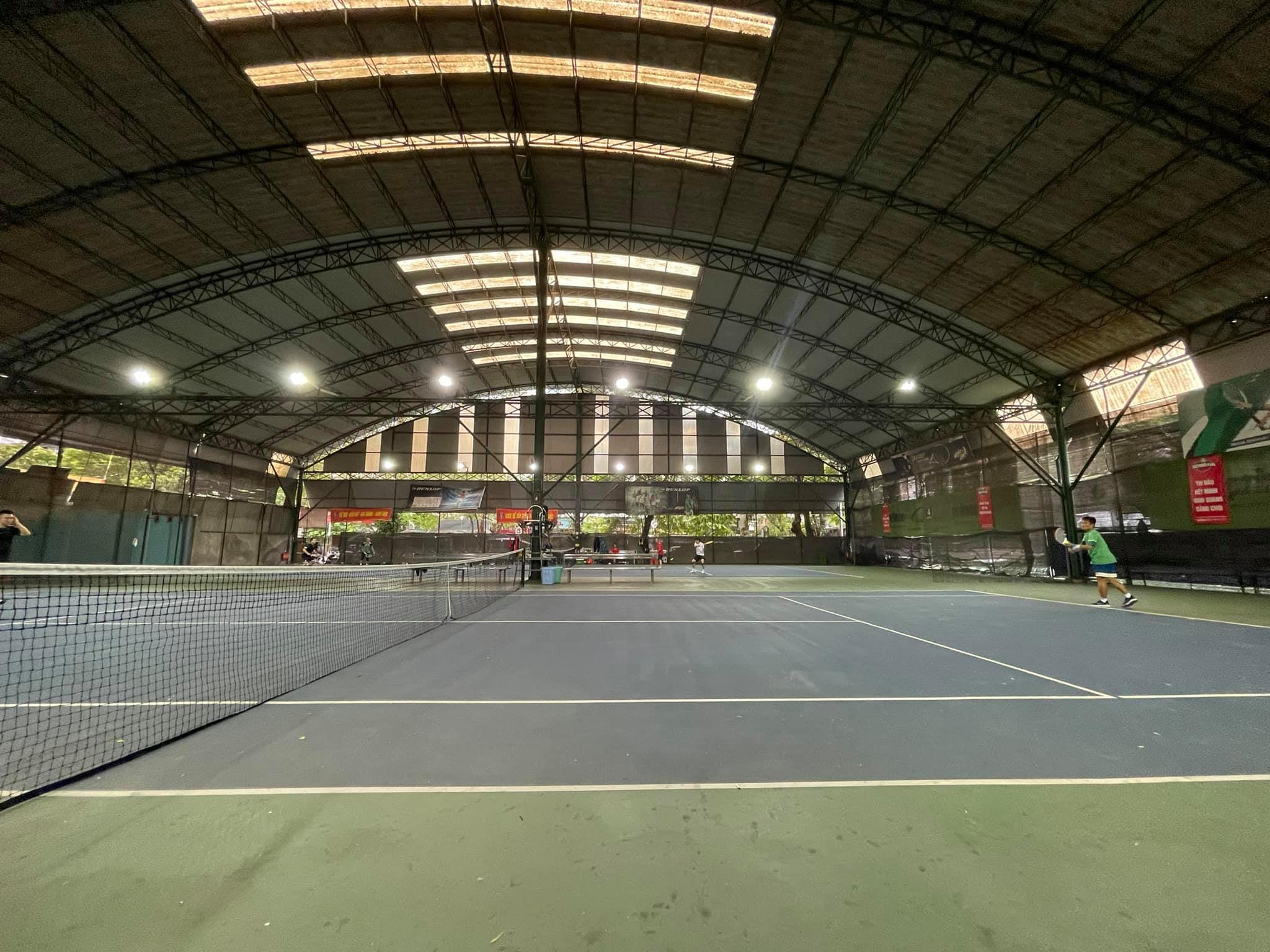 sân tennis mái che