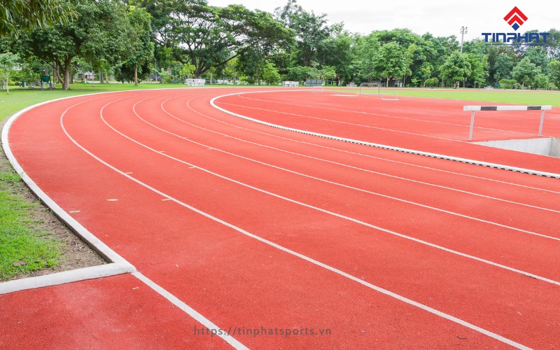 đường chạy điền kinh dài bao nhiêu