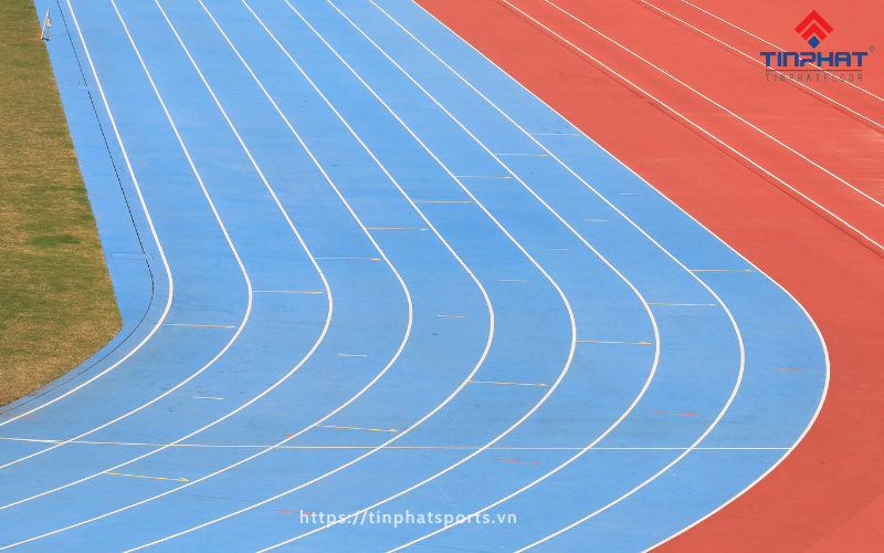 đường chạy điền kinh dài bao nhiêu