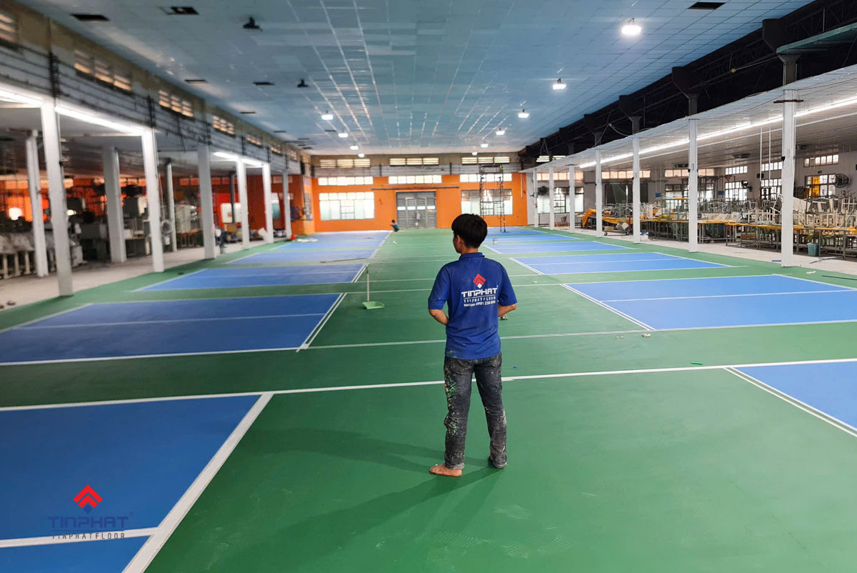 Thi cong hoan thien san pickleball