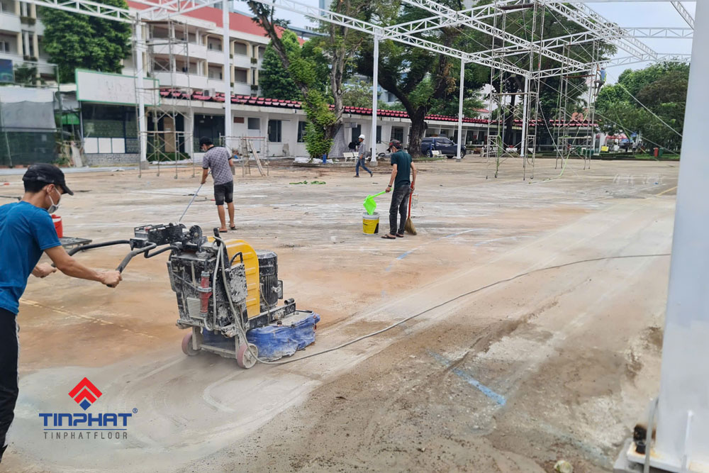 Thi công xử lý bề mặt nền sân