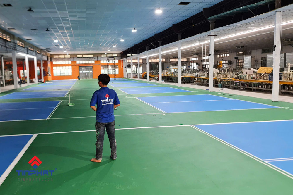 Thi công sân pickleball bằng sơn acrylic