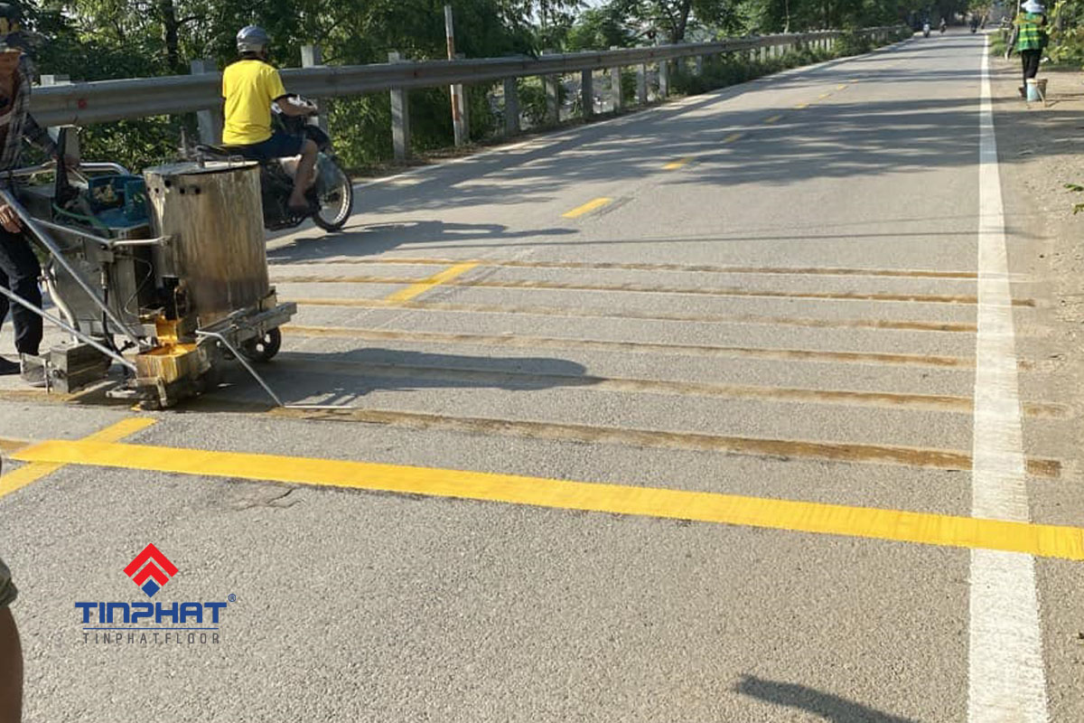 Thi công sơn kẻ vạch vàng