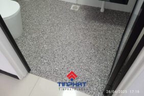 Thi công sơn epoxy cát màu cho sàn nhà vệ sinh