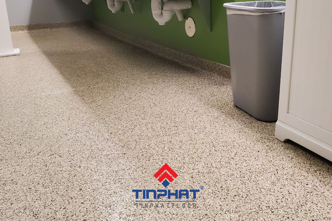 Thi công sơn epoxy cát màu cho sàn nhà vệ sinh